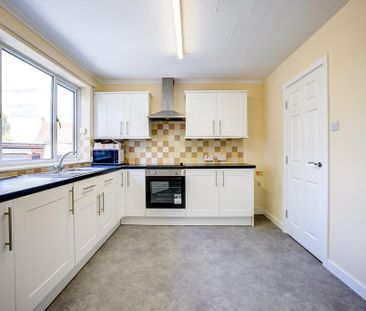 3 bedroom flat to rent - Photo 3