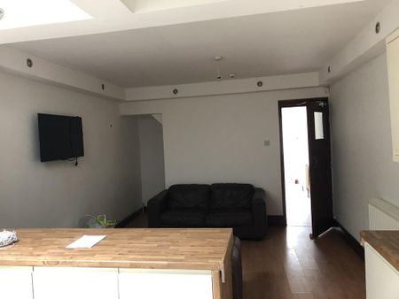 7 bedroom detached house to rent - Photo 2