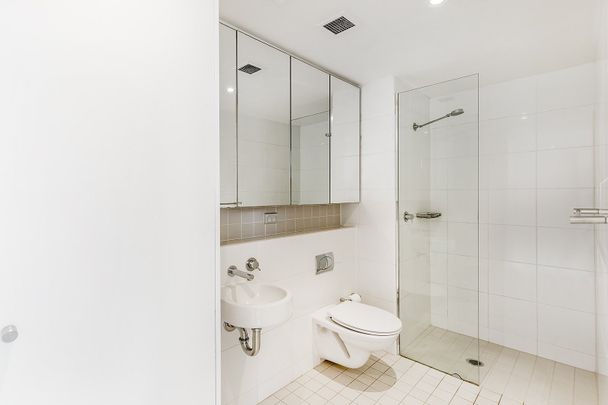 Sunny & Spacious North facing gem – Parking & Balcony - Photo 1