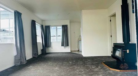 Freshly Renovated 2-Bedroom Home Near Sylvia Park & Lagoon Walks - Photo 4