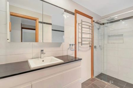 Spacious 4-Bedroom Home in Family-Friendly Parafield Gardens - Photo 4