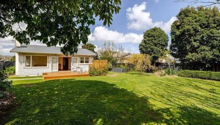 Sunny, Warm and Private 3-Bedroom Home - Photo 4