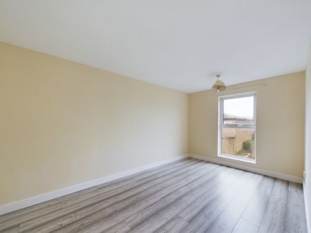 4 bed end of terrace house to rent in Canterbury Way, Stevenage, SG1 - Photo 2