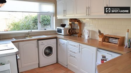 Bright room in 4-bedroom house in Riverston Abbey, Dublin - Photo 3