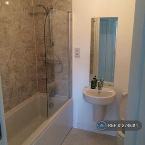 1 bedroom in a flat share to rent - Photo 2