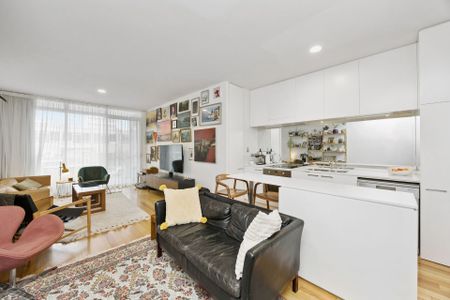 Cosmopolitan inner city living - unfurnished - Photo 3