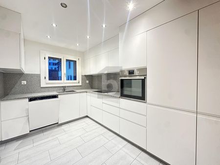 COZY LIVING WITH SEA VIEWS - Photo 3