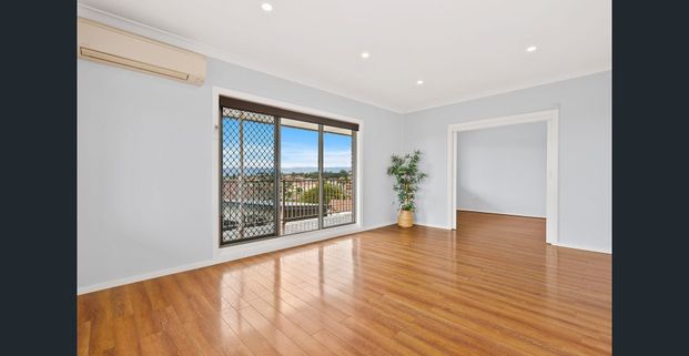 3 BEDROOM FAMILY HOME WITH LAKE & OCEAN VIEWS - Photo 1