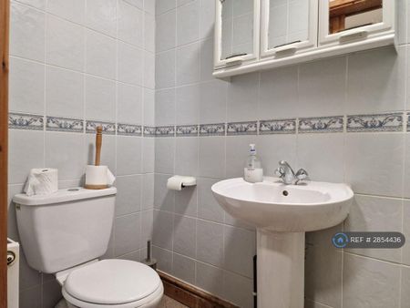 1 bedroom in a house share to rent - Photo 3