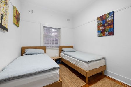 Furnished or Unfurnished - Spacious Two Bedroom Garden Apartment - Photo 4