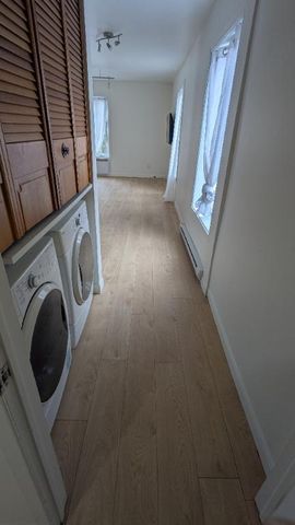Beau grand 3 1/2, libre, semi-meublé, dans un duplex, centre-ville - Photo 5