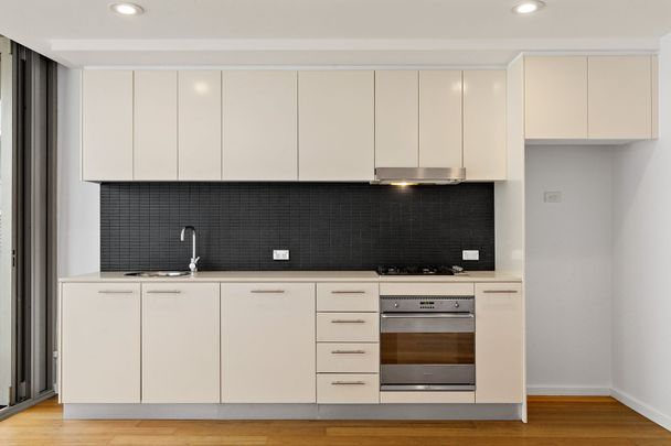 Moden One Bedroom Apartment in superb location - Photo 1