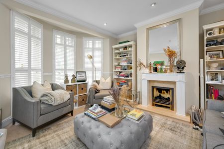 Lakeside Grange, Weybridge, KT13 - Photo 2