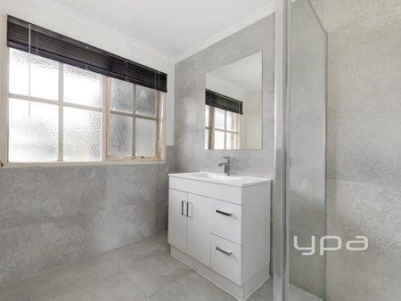 PRIME LOCATION! - Photo 4