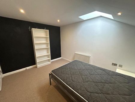 1 bedroom in a house share to rent - Photo 2