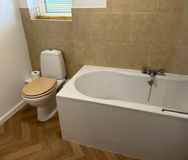 2 bedroom coach house to rent - Photo 4