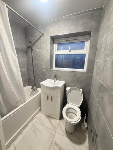 3 bedroom flat to rent - Photo 5