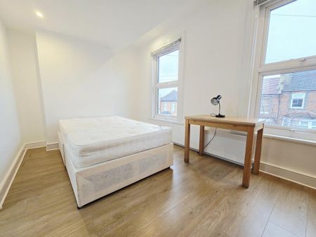 4 bedroom flat to rent - Photo 3