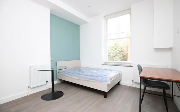 50% off your first month’s rent if you sign up in April! We have serveral studios available for the 25/26 academic year across a number of locations. Utilities (water, heating, electric and wifi) are an additional £167.50pcm - Photo 1