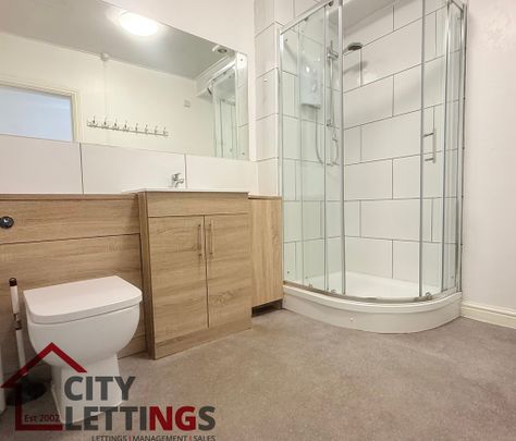 8 Bedroom Mid Terraced House - Photo 1