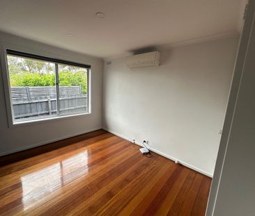 Contemporary Convenience with Privacy! - Photo 2