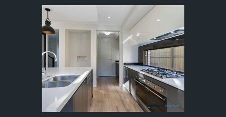 Modern Family Entertainer in a Prime Location - Photo 5