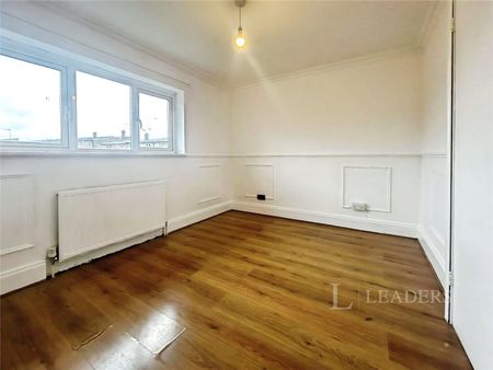 3 bedroom house to rent The Knares, Basildon, Essex, SS16 - Photo 3