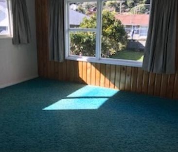 Family home in Stoke - Photo 3