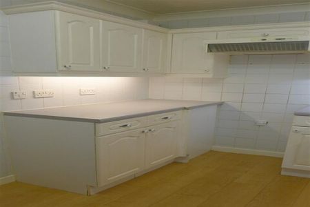 2 bedroom retirement property to rent - Photo 5