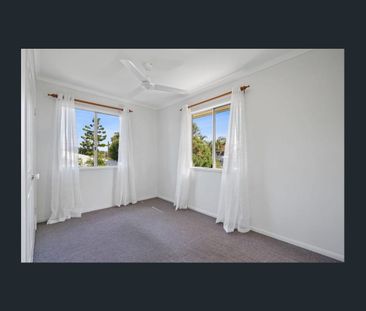 Well-presented split level home with Solar - Photo 4