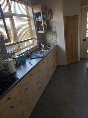 Lovely, quiet furnished double room overlooking back garden. - Photo 1