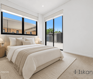 Modern Ground-Floor Apartment with Expansive Private Courtyard! - Photo 4