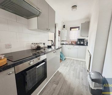 BURNT MILLS, BASILDON - Photo 3