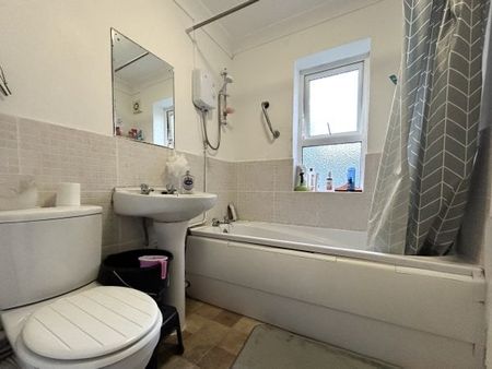 Downview Road, Worthing, BN11 2 bedroom apartment to rent - Photo 4