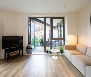 A stunning one-bedroom apartment for rent in Bermondsey, London, SE1 - Photo 3