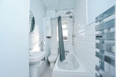 3 bedroom House To Let Total Size: 1066 SQ FT - Photo 3