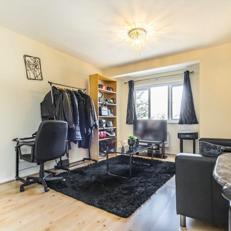 Caroline Close - Photo 1