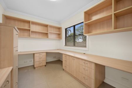 Stunning 3 Bedroom Family Home - Photo 2