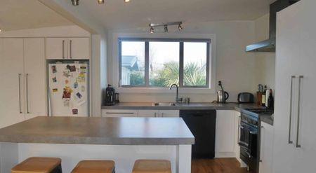 NORTH NEW BRIGHTON - 4 BEDROOMS, 1 BATHROOM, HEATPUMP, DOUBLE GARAGE - Photo 3