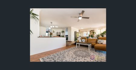 Stunning Family Home in Cooloongup! - Photo 2