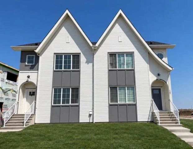 Modern & Spacious 3-BR Duplex for Rent in Rangeview – Available Now! — 3 Bedrooms+ Den House - Photo 1