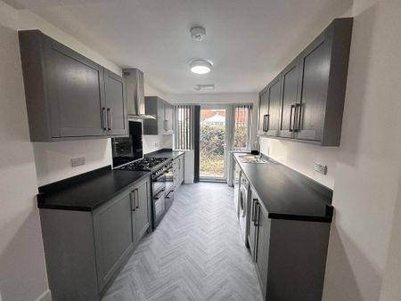 4 bedroom semi-detached house to rent - Photo 3
