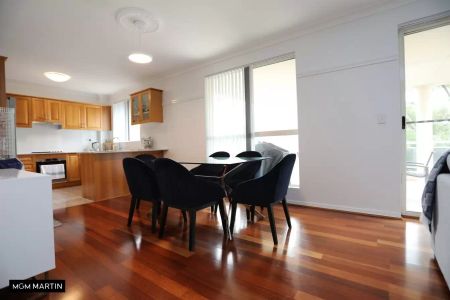 MGM MARTIN – TOP FLOOR 3-BEDROOM APARTMENT - Photo 2