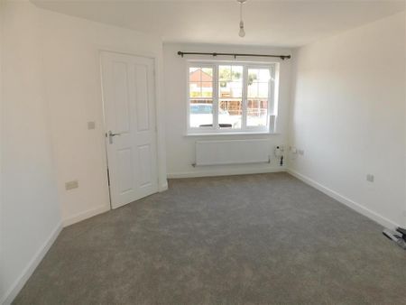 3 bedroom semi-detached house to rent - Photo 3