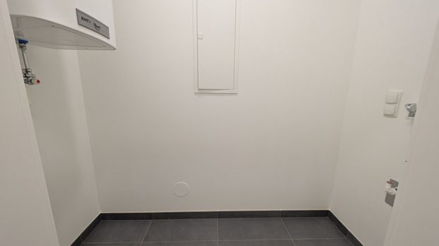 ERSTBEZUG: Unbefristete 3-Zimmer Altbau-Wohnung mit Balkon nahe Palais Auersperg in 1080 Wien zu mieten - Photo 1