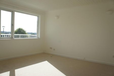 3 bedroom end of terrace house to rent - Photo 2