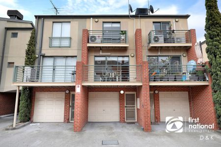 Stylish Three-Storey Townhouse in Prime Location! - Photo 4
