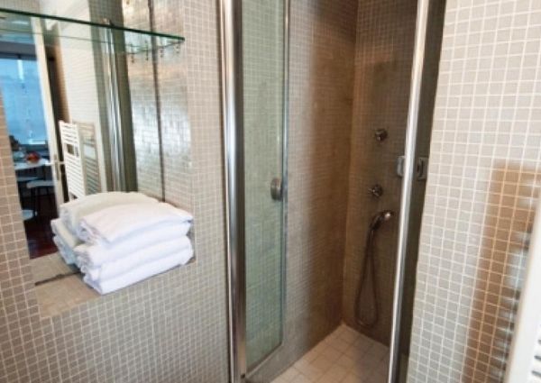 Piazza del Popolo: Lovely, modern 1 bedroom in private Villa. Entrance, spacious living-dining, fully equipped kitchen, bath and private terrace. Parquet floors Air conditioning, bright and silent. rif 364