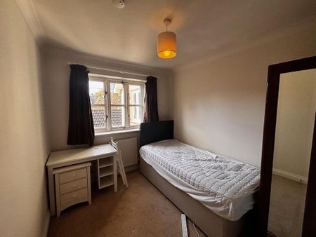 4 bedroom semi-detached house to rent - Photo 2