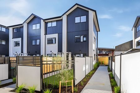 Central ChCh 2BR Townhouse with Courtyard - Photo 2